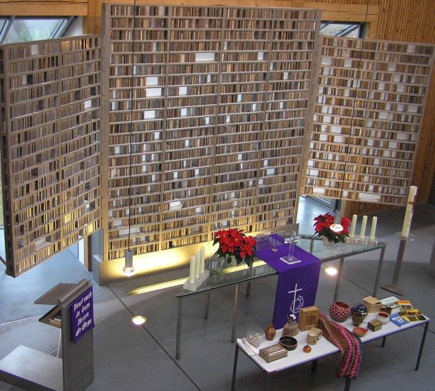 Eine-Erde-Altar: Stand Dezember 2006 mit Beigaben zu den Erdspenden